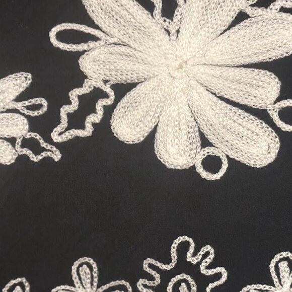 Black and 'White Top - Picture 7 of 7